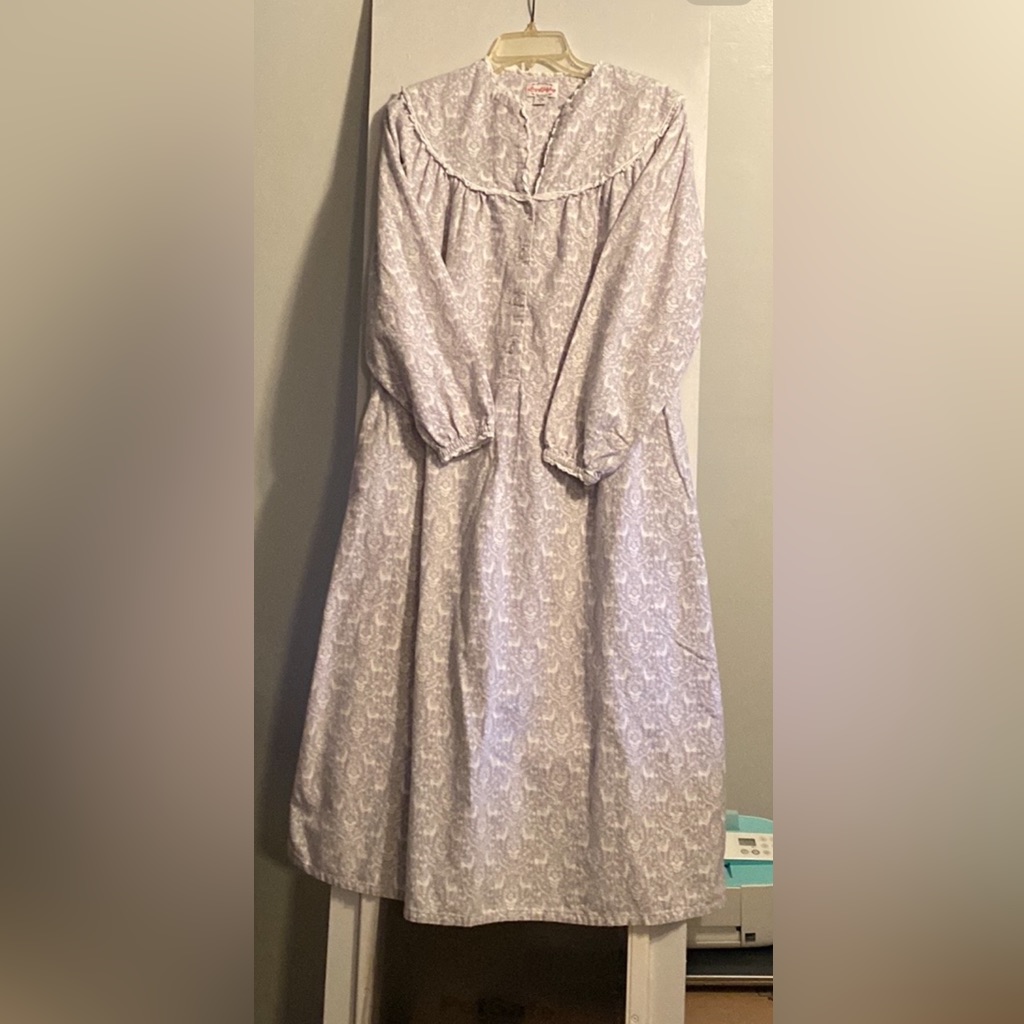 Lanz Of Salzburg Women’s Flannel Reindeer Nightgown Size Small.